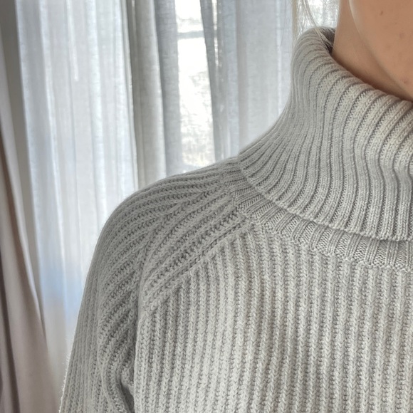 Wilfred Free Aritzia Grey Turtleneck 100% Merino Wool Sweater (Size XS) - Picture 7 of 9